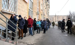 Des électeurs russes venus voter à Moscou le 17 mars 2024