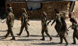 Des combattantes kurdes tiennent une position près de Bachiqa, à 25 kilomètres au nord-est de Mossoul, le 6 novembre 2016