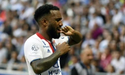 L'attaquant lyonnais Alexandre Lacazette, blessé lors du match contre Bordeaux au Parc OL, le 10 septembre 2016