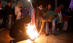Des manifestants palestiniens brûlent le drapeau américain à Bethléem en Cisjordanie occupée, le 6 décembre 2017