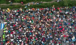 Vue aérienne de la caravane de migrants, sur la route entre Arriaga et Tapanatepec, au sud du Mexique, le 27 octobre 2018