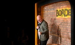 L'humoriste québécois Simon Delisle anime une soirée d'humour au Bordel Comédie Club, le 28 mars 2023 à Montreal, Québec