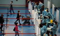 Des enseignants attendent de recevoir une dose de vaccin à l'Université de Séville (Espagne), le 24 février 2021