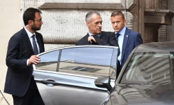 Le Premier ministre italien désigné Carlo Cottarelli (c) quitte le Parlement après une réunion informelle avec le président Sergio Mattarella, le 30 mai 2018 à Rome