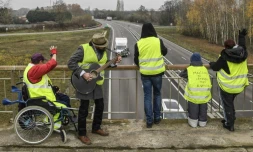 Des "gilets jaunes" manifestent le 21 novembre 2018 sur un pont au-dessus de la N70 près de Montceau-les-Mines
