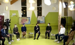 Le président Emmanuel Macron s'entretient avec des étudiants à la maison des Etudiants à l'université de Paris-Saclay, le 21 janvier 2021