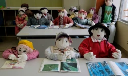 Des "écoliers" de chiffon, fabriquées par une grand-mÚre japonaise pour "repleupler" son village de Nagoro, le 16 mars 2019