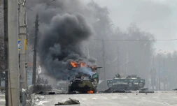 Un véhicule blindé de transport de troupes russe en feu lors de combats avec les forces armées ukrainiennes à Kharkiv, le 27 février 2022