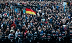 Des manifestants d'extrême droite défilent à Chemnitz, épicentre de la protestation anti-étrangers en Allemagne, le 27 août 2018