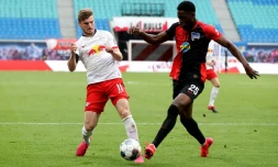 L'attaquant de Leipzig, Timo Werner (g), aux prises avec le défenseur du Hertha Berlin, Jordan Torunarigha, lors du match de Bundesliga à Leipzig, le 27 mai 2020