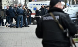 La police sur les lieux de l'assassinat de l'ancien député russe Denis Voronenkov dans le centre de Kiev, le 23 mars 2017