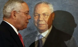 Colin Powell passant devant son portrait au département d'Etat
