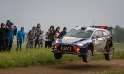 Le Belge Thierry Neuville au volant de sa Hyundai i20 lors du Rallye de Pologne, le 1er juillet 2017 à Kruklanki