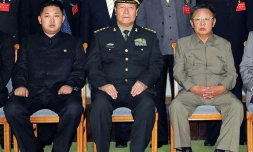 L'ex-leader nord coréen Kim Jong-Il (D) et son fils, actuel dirigeant, Kim Jong-Un (G), à Pyongyang le 25 octobre 2010