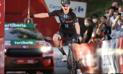 Le coureur de la Sunweb Michael Storer vainqueur en solitaire de la 7e étape de La Vuelta au Balcon de Alicante, le 20 août 2021 