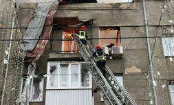 Des pompiers tentent d'éteindre un incendie dans un immeuble d'habitation aprÚs des frappes dans le centre de la ville ukrainienne de Kharkiv, le 17 avril 2022