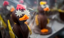 Des pingouins fabriqués avec du chocolat lors du festival du chocolat "Festichoc" à Versoix, prÚs de GenÚve, le 16 mars 2024