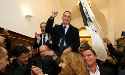 L'autonomiste Gilles Simeoni (C) et l'indépendantiste Jean-Guy Talamoni (G), le 10 décembre 2017 à Bastia 