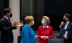 (de g à d) Le Premier ministre néerlandais Mark Rutte, la chancelière allemande Angela Mekerl, la présidente de la Commission européenne Ursula von der Leyen et le Premier ministre italien Giuseppe Conte au sommet de l'UE à Bruxelles, le 18 juillet 2020