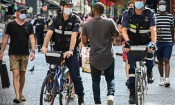 Des policiers municipaux demandent à des passants de porter un masque, à Paris le 15 août 2020