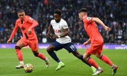 Le défenseur anglais de Norwich City, Max Aarons (g.), et le milieu de terrain écossais de Norwich City, Billy Gilmour (d.), disputent le ballon au milieu de terrain anglais de Tottenham Hotspur, Ryan Sessegnon (c.), lors du match de Premier League entre Tottenham Hotspur et Norwich City au stade de Tottenham à Londres, le 5 décembre 2021.