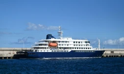 Le navire de croisière MV Hondius, touché par un foyer d'hantavirus, est amarré dans le port de Granadilla de Abona, sur l'île de Ténérife, dans les îles Canaries (Espagne), le 11 mai 2026