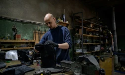 Vadim Mirnichenko prépare des plaques de métal qui serviront à fabriquer des protections pare-balles, le 1er mai 2022 dans son atelier de Zaporijjia, en Ukraine