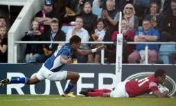 Le Tongien Telusa Veainu inscrit un essai contre la Namibie lors du Mondial, le 29 septembre 2015 à Exeter