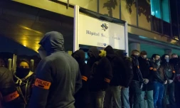 Des policiers manifestent dans la nuit du 18 au 19 octobre 2016 devant l'hôpital Saint-Louis à Paris, où leurs collègues blessés à Viry-Châtillon sont hospitalisés