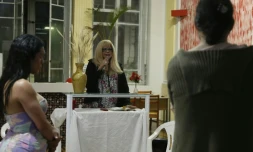 Jacque Chanel, pasteure de la première Eglise trans du Brésil, accueille des fidèles le 25 octobre 2021 à Sao Paulo