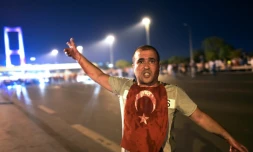 Un homme couvert de sang prĂšs du pont du Bosphore, Ă Istanbul, le 16 juillet 2016