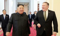 Le secrétaire d'Etat américain Mike Pompeo et le dirigeant nord-coréen Kim Jong Un à Pyongyang, sur une photo prise le 7 octobre 2018 et fournie par l'agence officielle nord-coréenne KCNA