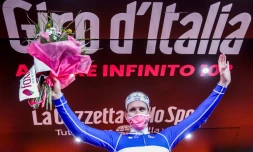 Arnaud Démare sur le podium après sa victoire dans la 4e étape du Tour d'Italie le 6 octobre 2020 à Villafranca Tirrena