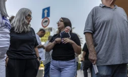 Des partisans du Premier ministre israélien Benjamin Netanyahu, attendent son arivée à Dimona, le 21 octobre 2026 en Israël