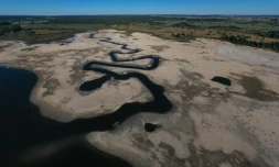 Le "Lac de l'Entonnoir" asséché, connu sous le nom de "Lac du Bouverans," à Bouverans, dans le département du Doubs, le 3 août 2022