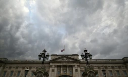 L'Union Jack en berne sur le palais de Buckingham Ă Londres aprĂšs la mort du prince Philip, le 9 avril 2021
