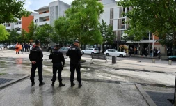 Des policiers prÚs d'employés municipaux qui nettoient des rues du quartier de Gresilles à Dijon, le 16 juin 2020