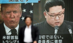 Les images du président américain Donald Trump (g) et du leader nord-coréen Kim Jong Un sur un écran géant dans une rue de Tokyo, le 25 mai 2018 au Japon