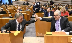 Le président de la Commission européeenne Jean-Claude Juncker (D) et l'eurodéputé britannique et fervent défenseur du Brexit Nigel Farage (G) font le geste du "high five" ("tape m'en cinq", pour encourager ou féliciter) au Parlement européen, à Bruxelles, le 2 mai 2018