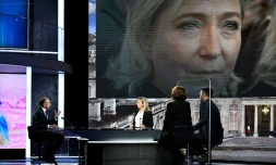 Le candidat Reconquëte! à la présidentielle française Eric Zemmour (g) sur le plateau de France 2 et son adversaire du RN Marine Le Pen (sur l'écran) à Paris, le 1er février 2022