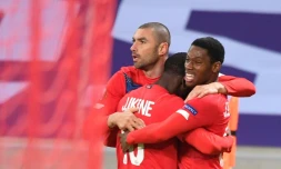 L'attaquant turc de Lille, Burak Yilmaz (g), auteur d'un doublé, célèbre avec ses coéquipiers, lors du match de Ligue Europa contre le Sparta Prague, le 3 décembre 2020 à Villeneuve-d'Ascq