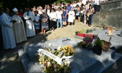 L'archevĂȘque de Rouen Dominique Lebrun (2e G) lors des cĂ©rĂ©monies d'un discours sur la tombe du prĂȘtre Ă©gorgĂ© fin juillet en pleine messe par deux jihadistes, Jacques Hamel, le 15 aoĂ»t 2016