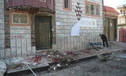 Un Afghan sur le site de l'attentat-suicide le 22 avril à Kaboul dans un centre d'enregistrement pour les législatives prévues en octobre.