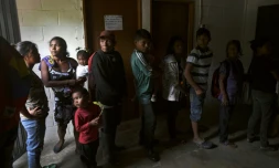 Des Amérindiens Yukpa attendent de passer un test de dépistage du paludisme à El Tucuco, le 12 juin 2019 au Venezuela