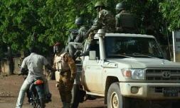 Des troupes de l'armée burkinabée près du camp militaire de Sangoule Lamizana à Ouagadougou, le 22 septembre 2015