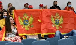 Des partisans du parti du président monténégrin Milo Djukanovic attendent les résultats des élections le 30 août 2020 à Podgorica