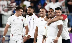 Les joueurs de l'équipe d'Angleterre se congratulent après avoir battu les All Blacks en demi-finales du Mondial de rugby, le 26 octobre 2019 à Yokohama