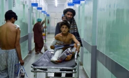 Un garçon blessé par une bombe qui a explosé au passage d'un bus, soigné à l'hÎpital de Kandahar le 10 mai 2021