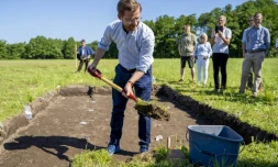 Le ministre norvégien du climat et de l'Environnement Sveinung Rotevatn commence officiellement l'excavation d'un bateau viking découvert près de Halden, au sud d'Oslo, le 26 juin 2020