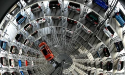 Une Golf Volkswagen stockée dans une usine de Wolfsburg, en Allemagne, le 10 mars 2015